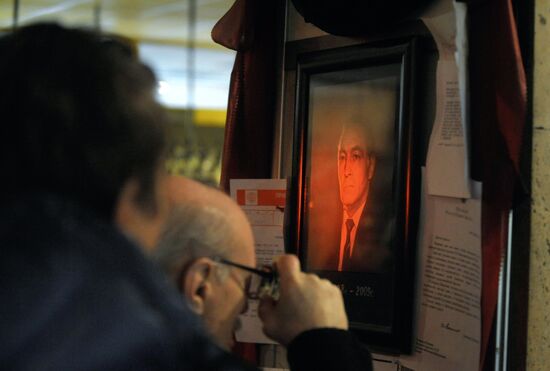 Paying last respects to actor Vyacheslav Tikhonov