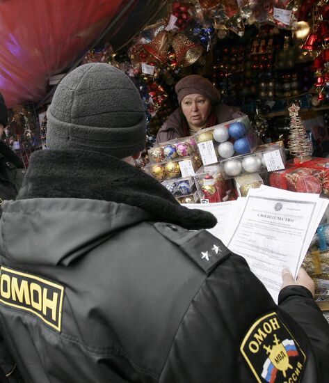 Surprise inspection to ferret out illegal fireworks sales points