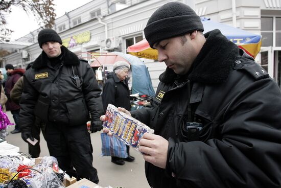 Surprise inspection to ferret out illegal fireworks sales points