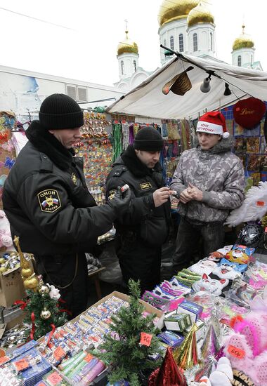 Surprise inspection to ferret out illegal fireworks sales points