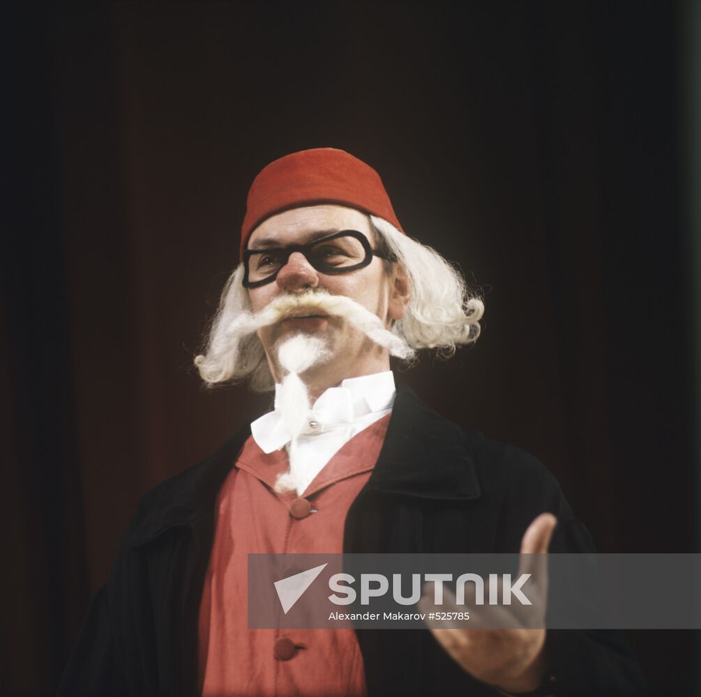 Yury Yakovlev as Pantalone in comedy play Turandot