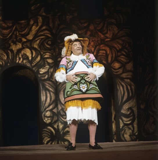 Vladimir Etush as Monsieur Jourdain in play