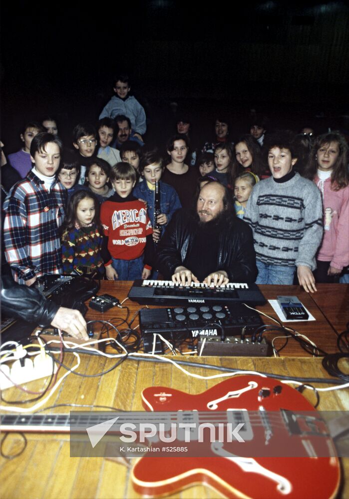 Sergei Vladimirsky rehearsing with Grenadita