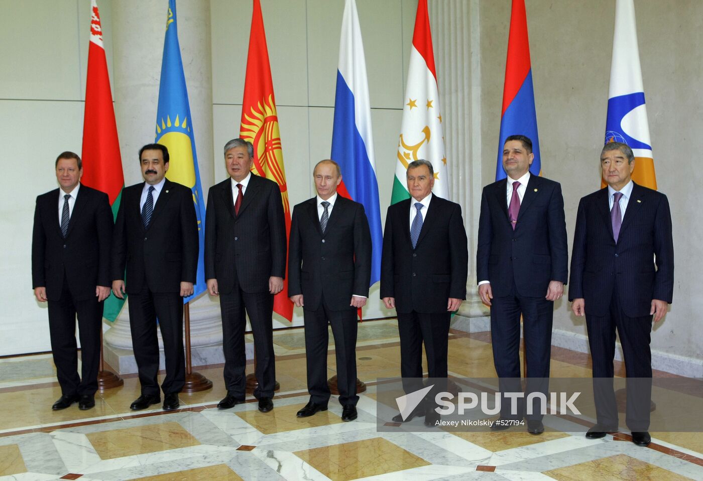 Joint photo of the EAEC prime ministers