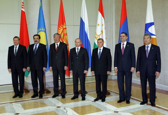 Joint photo of the EAEC prime ministers