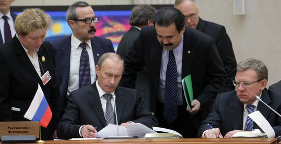 Signing documents at EAEC Inter-state Council session