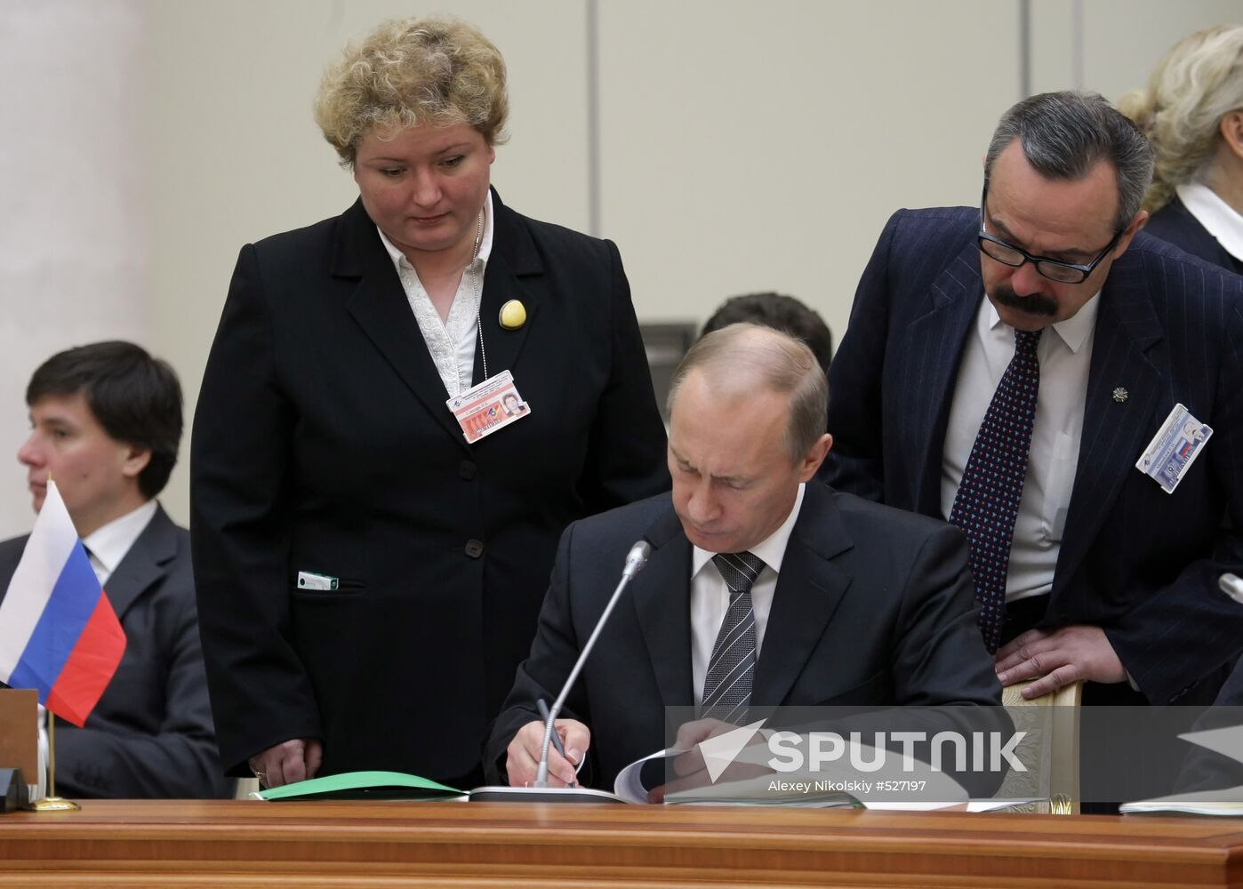 Signing documents at EAEC Inter-state Council session