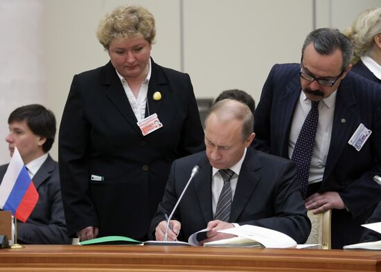 Signing documents at EAEC Inter-state Council session