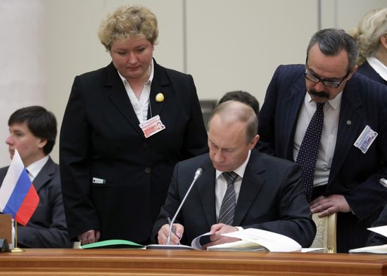 Signing documents at EAEC Inter-state Council session