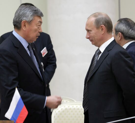 Signing documents at EAEC Inter-state Council session