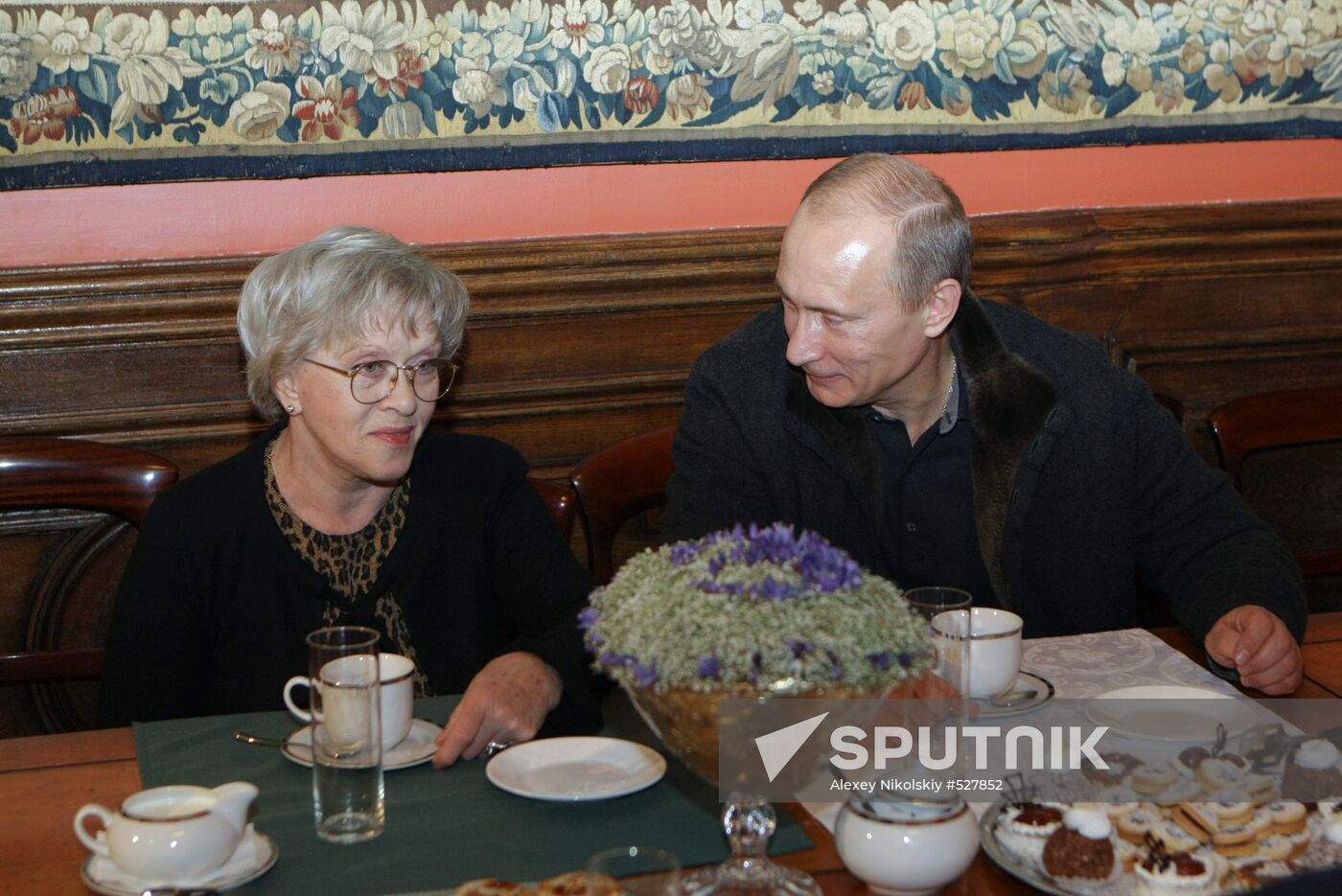 Vladimir Putin congratulates Alisa Freindlikh