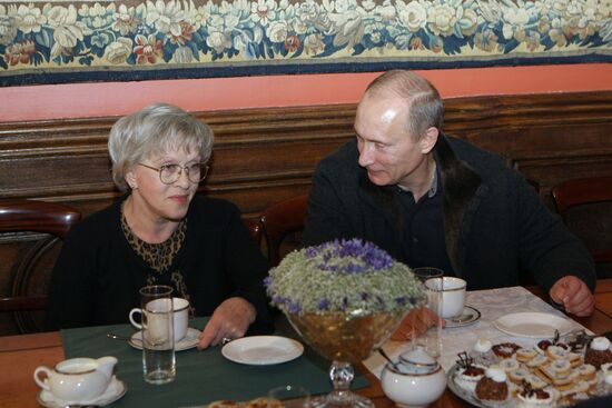 Vladimir Putin congratulates Alisa Freindlikh