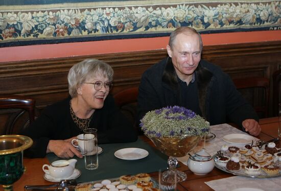 Vladimir Putin congratulates Alisa Freindlikh
