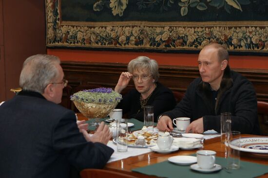 Vladimir Putin congratulates Alisa Freindlikh