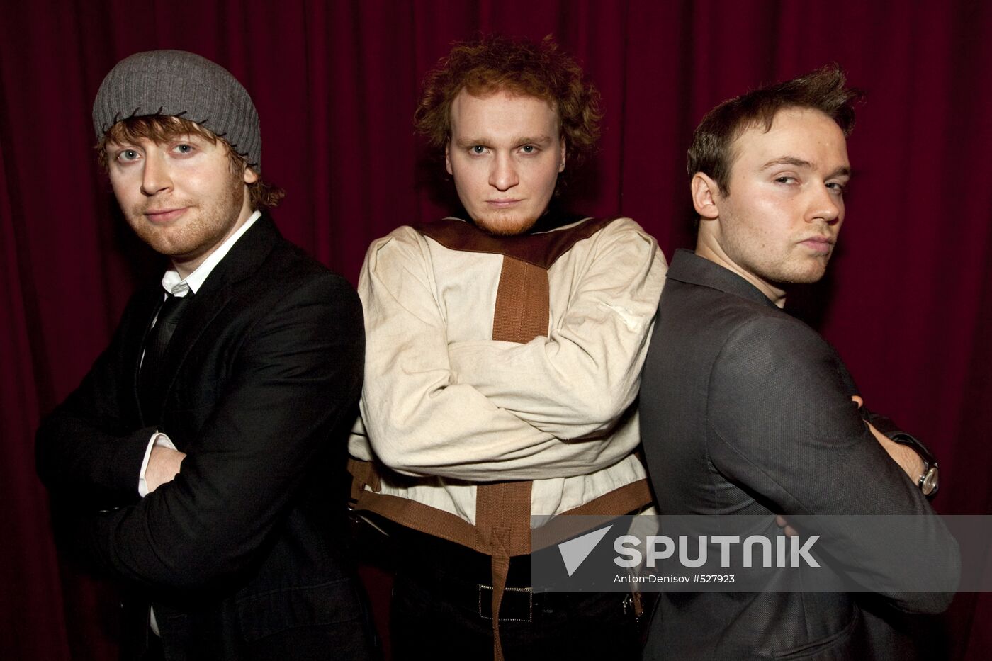 Magicians Brothers Safronov perform Houdini's stunt in Moscow