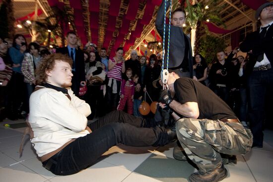 Magicians Brothers Safronov perform Houdini's stunt in Moscow
