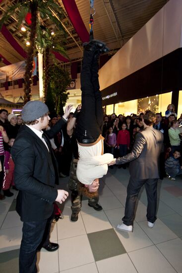 Magicians Brothers Safronov perform Houdini's stunt in Moscow