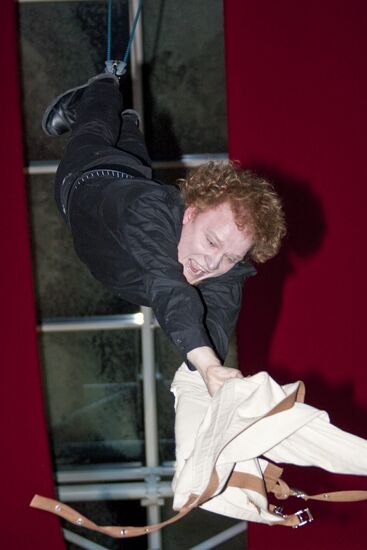 Magicians Brothers Safronov perform Houdini's stunt in Moscow