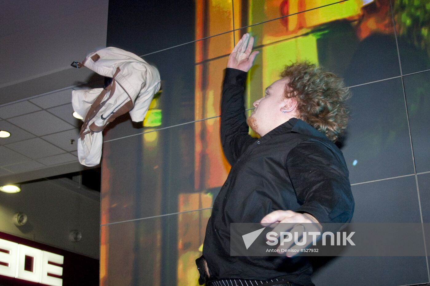 Magicians Brothers Safronov perform Houdini's stunt in Moscow