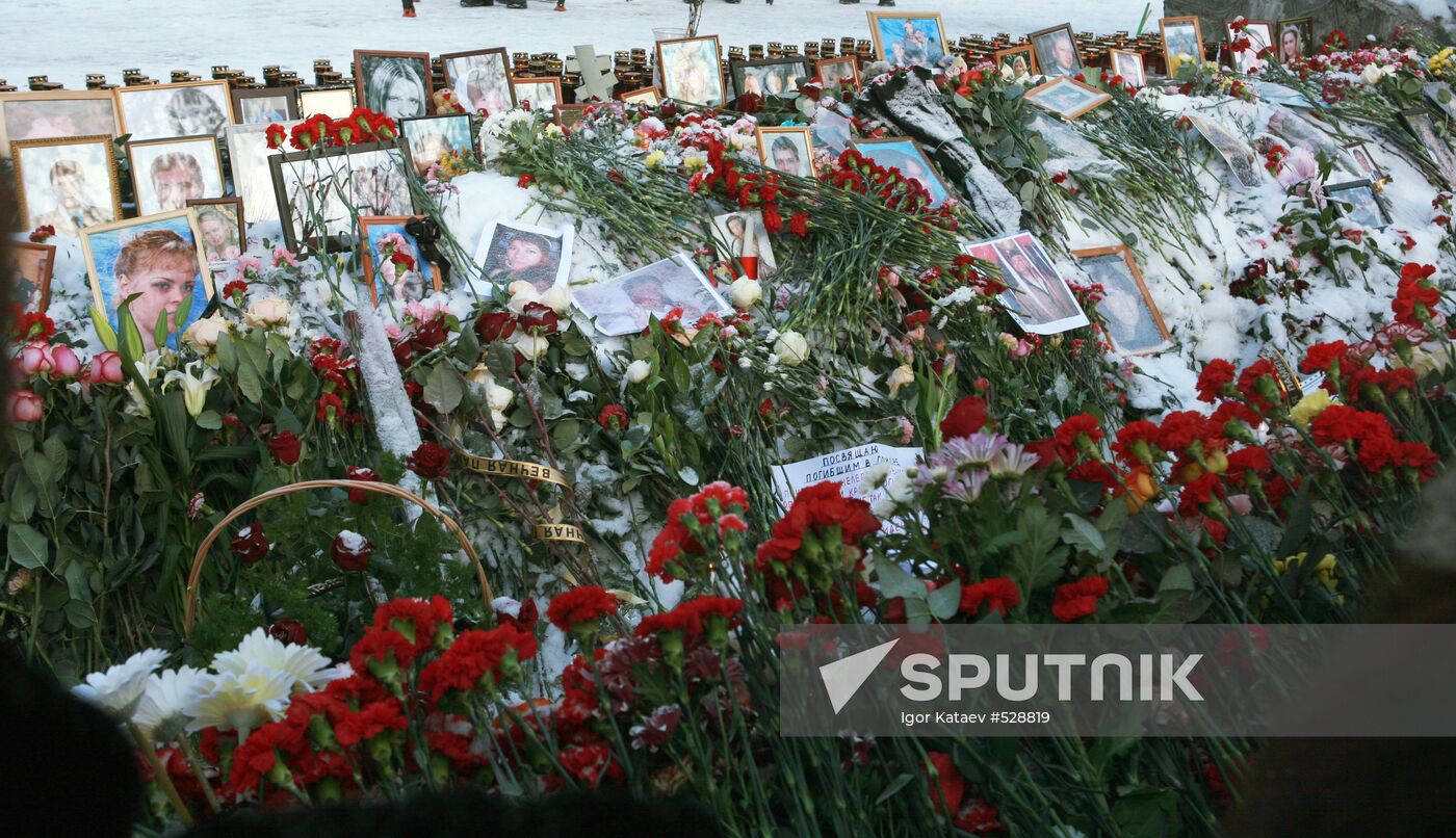 Perm residents pay tribute to victims of fire at nightclub