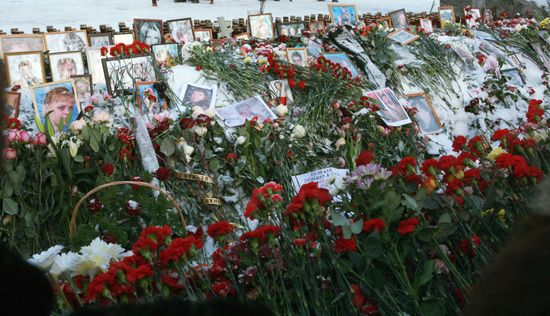 Perm residents pay tribute to victims of fire at nightclub