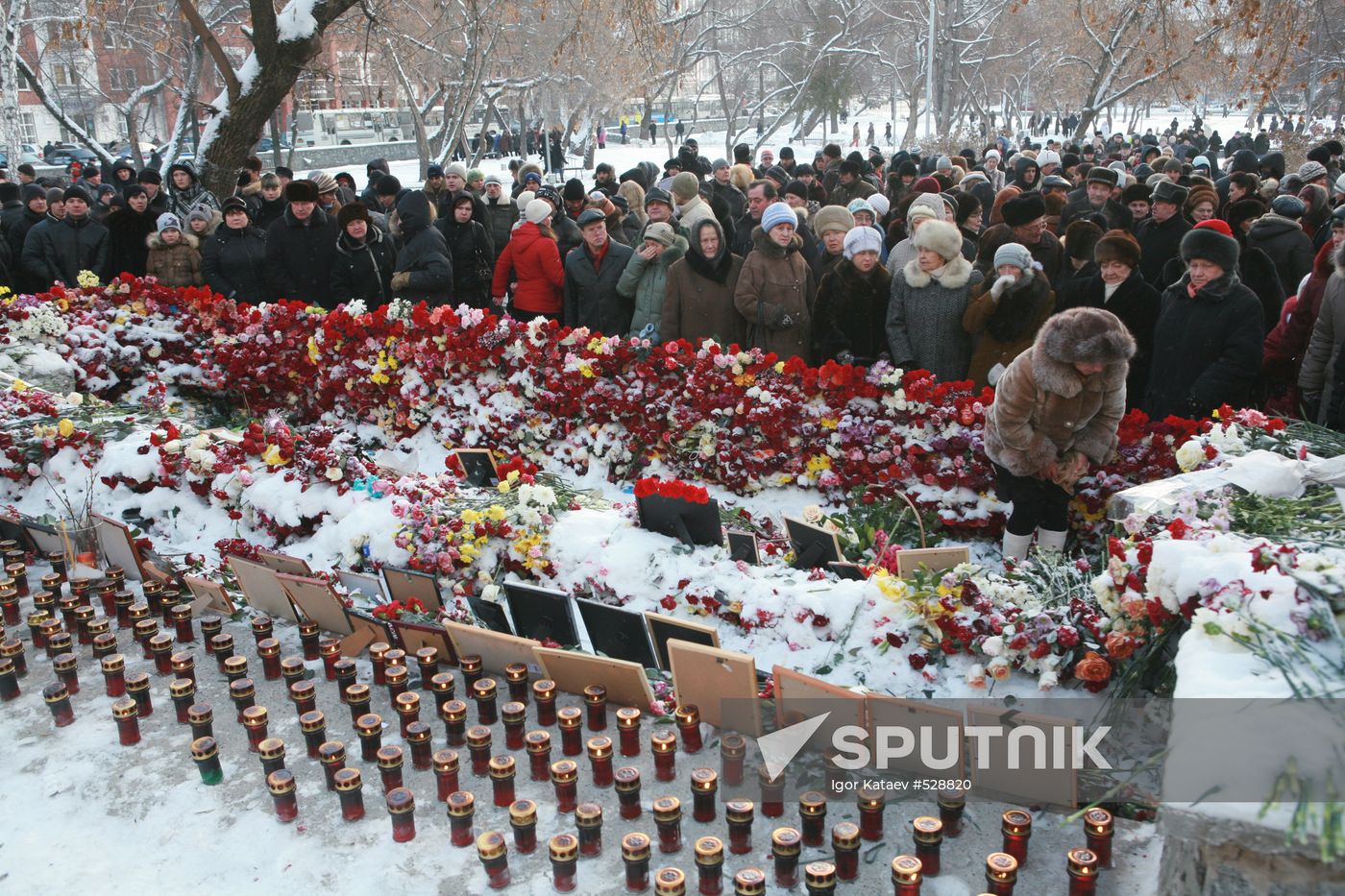 Perm residents pay tribute to victims of fire at nightclub