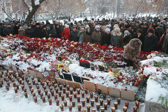 Perm residents pay tribute to victims of fire at nightclub