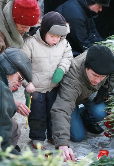Perm residents pay tribute to victims of fire at nightclub