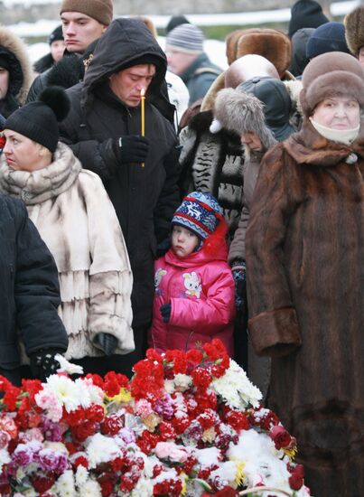 Perm residents pay tribute to victims of fire at nightclub