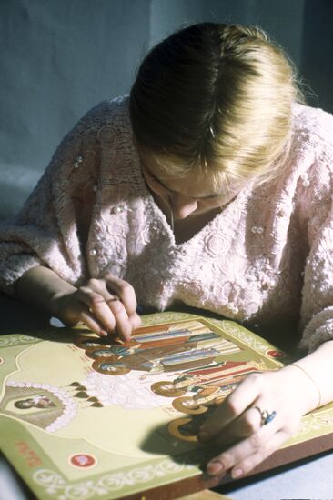 Icon painter Marina Kuklinskaya working at an icon