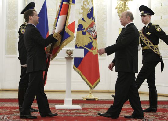 Dmitry Medvedev gives FIS, personal colors to Mikhail Fradkov