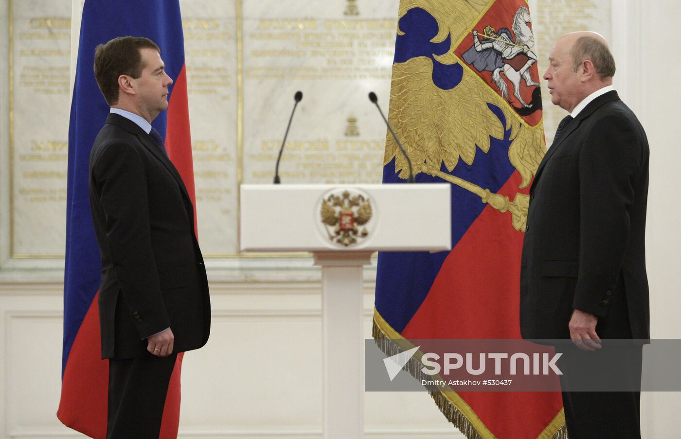 Dmitry Medvedev gives FIS, personal colors to Mikhail Fradkov