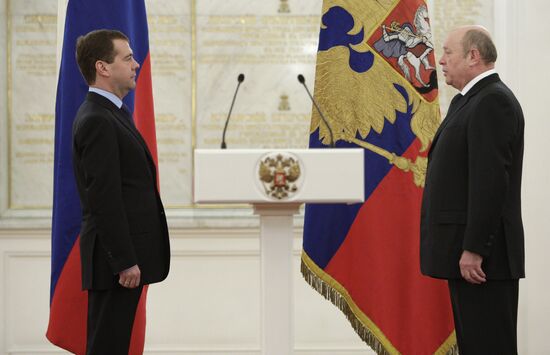 Dmitry Medvedev gives FIS, personal colors to Mikhail Fradkov