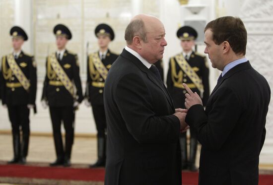 Dmitry Medvedev gives FIS, personal colors to Mikhail Fradkov