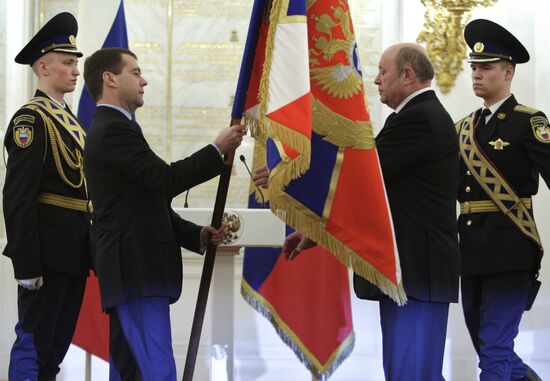 Dmitry Medvedev gives FIS, personal colors to Mikhail Fradkov