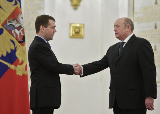 Dmitry Medvedev gives FIS, personal colors to Mikhail Fradkov