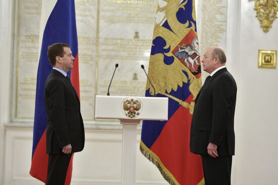 Dmitry Medvedev gives FIS, personal colors to Mikhail Fradkov