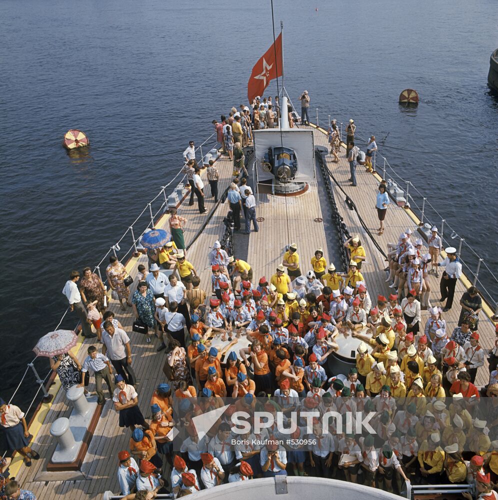 Young Pioneers on a guided tour of the Avrora cruiser