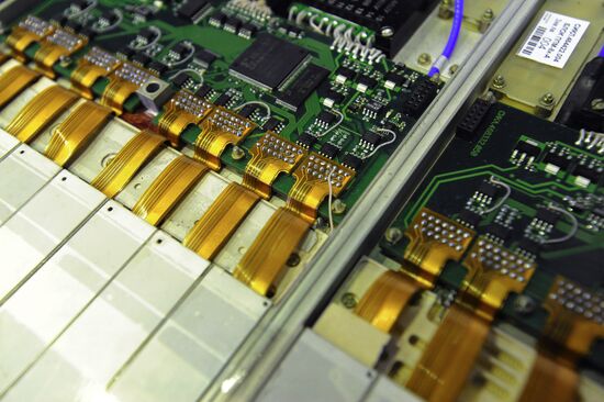 X-waveband receive/transmit module