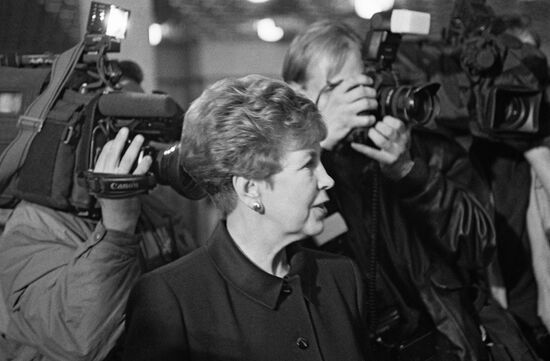 Raisa Gorbacheva surrounded by photo journalists