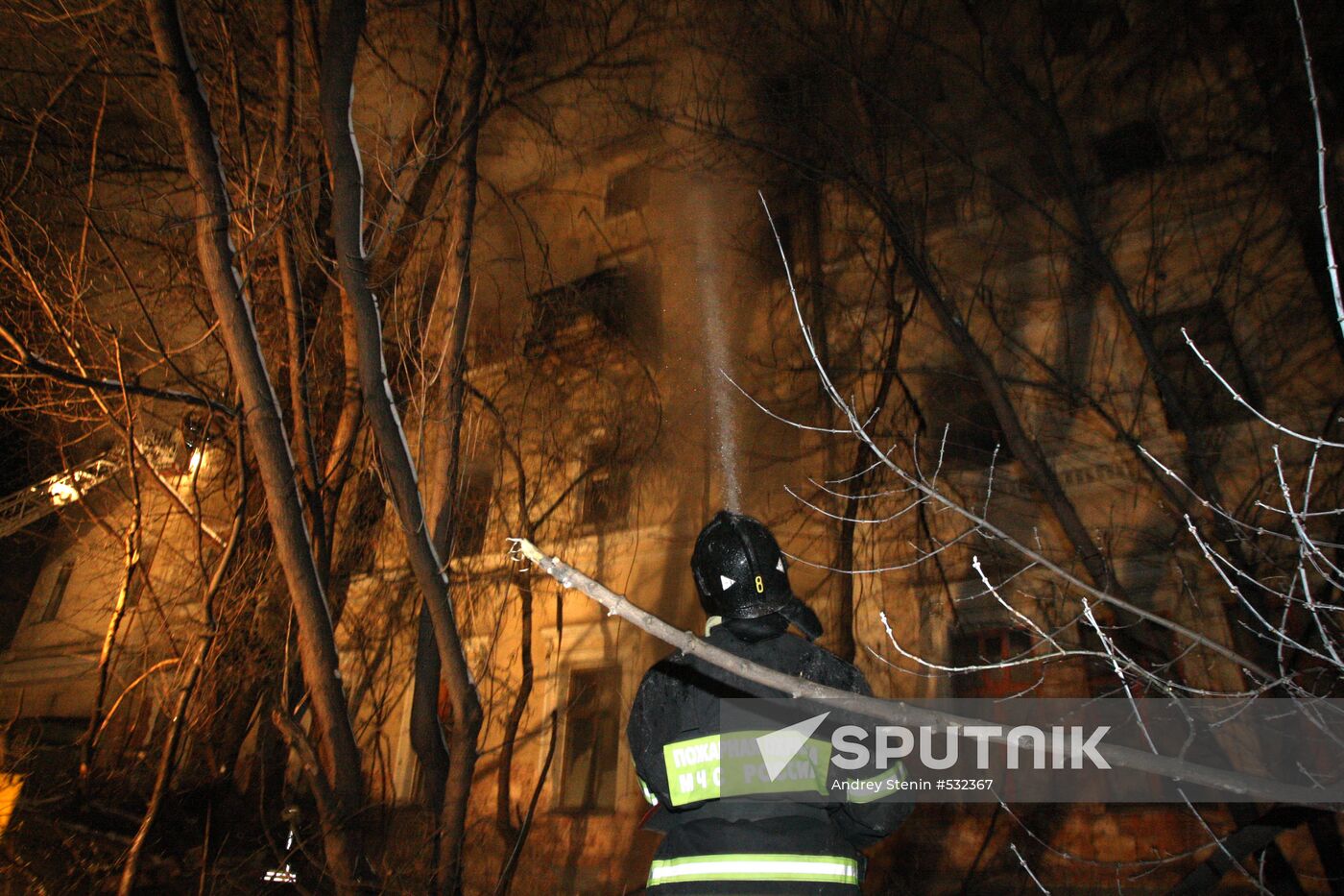 Fire rages in dwelling house in Moscow center