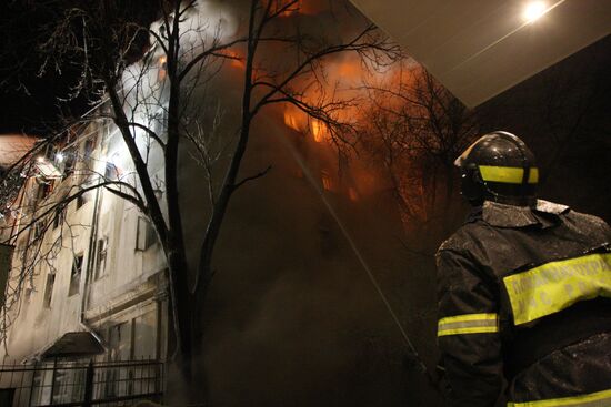Fire rages in dwelling house in Moscow center