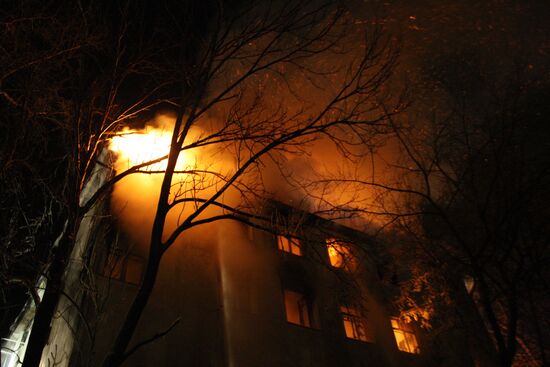 Fire rages in dwelling house in Moscow center