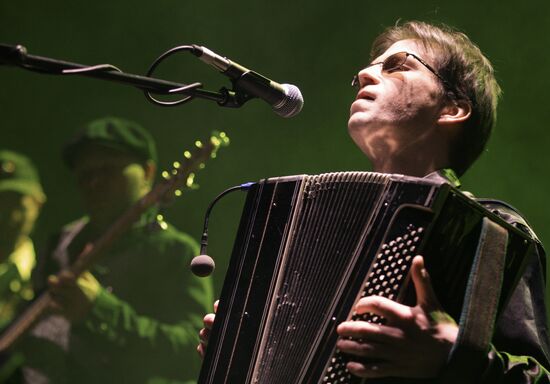 Fyodor Chistyakov performing at B-1 Maximum club