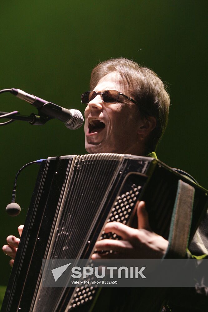 Fyodor Chistyakov performing at B-1 Maximum club