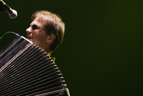 Fyodor Chistyakov performing at B-1 Maximum club