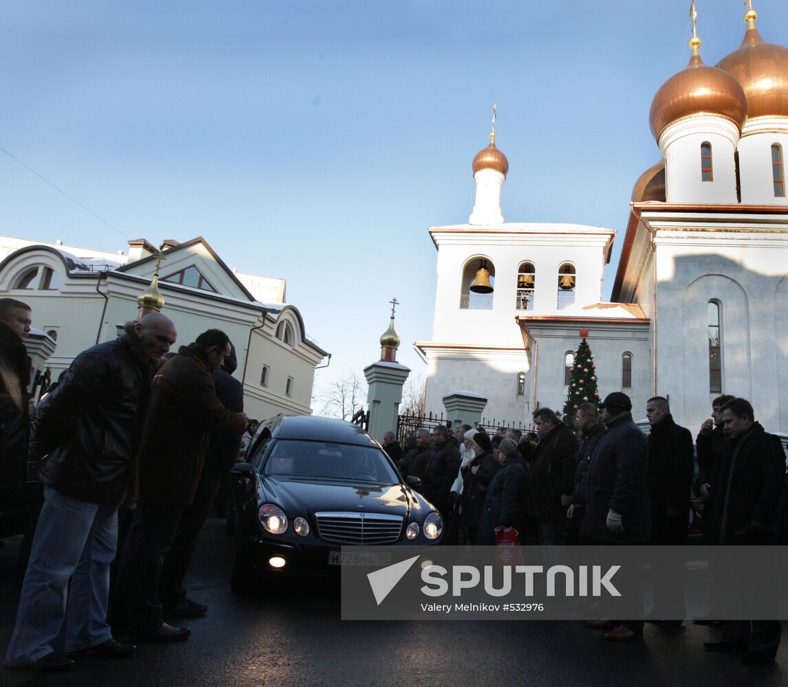Paying last respects to showman Vladimir Turchinsky