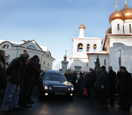 Paying last respects to showman Vladimir Turchinsky