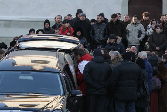 Paying last respects to showman Vladimir Turchinsky