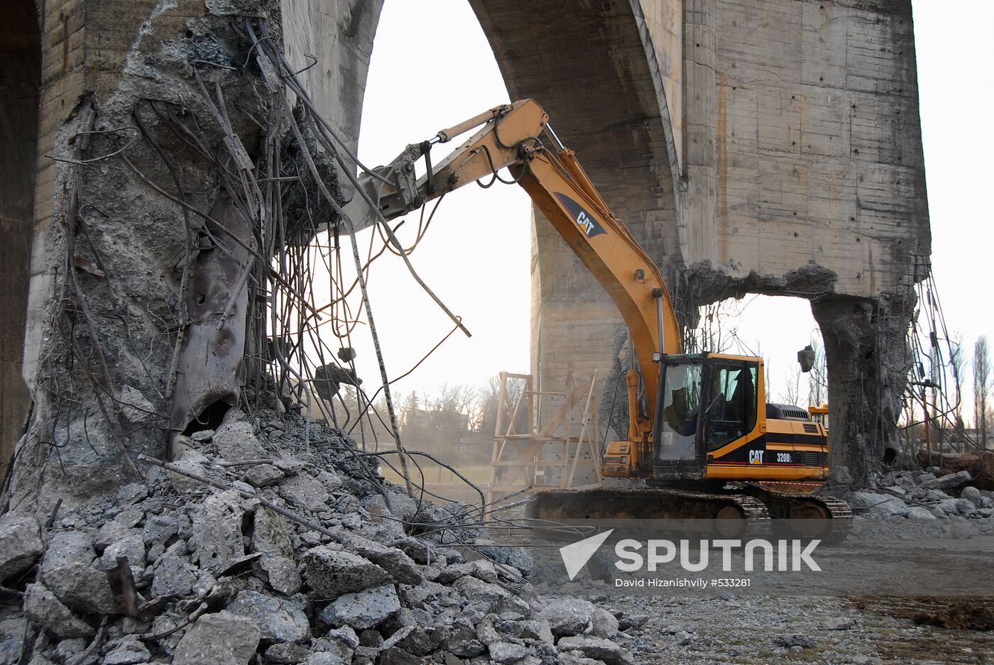 Dismantling the Military Glory Memorial in Kutaisi